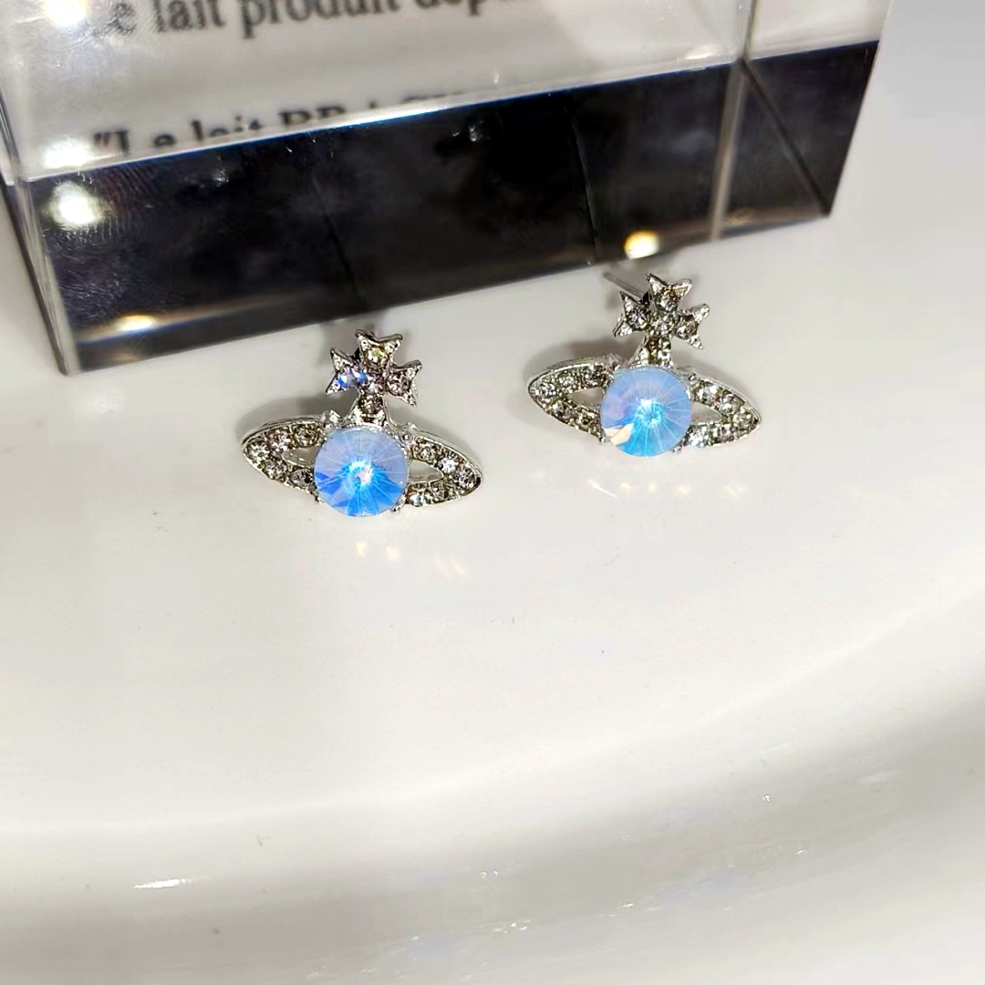 Sparkling Diamond Light Luxury Planet stud earrings for women, trendy, niche, high-end, versatile, fashionable, individual, sweet and cool style earrings and earrings Application Scenario