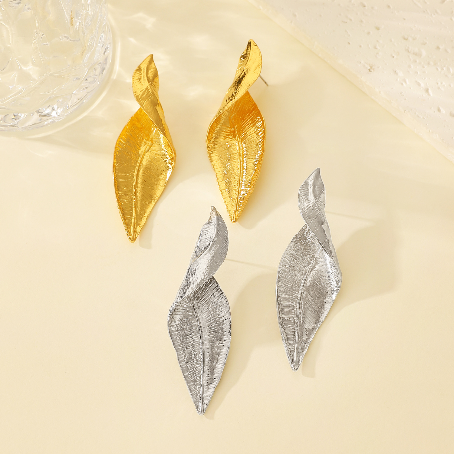 European and American retro irregular leaf stud earrings, women 's light luxury high-end alloy earrings cross-border earrings and accessories Application Scenario