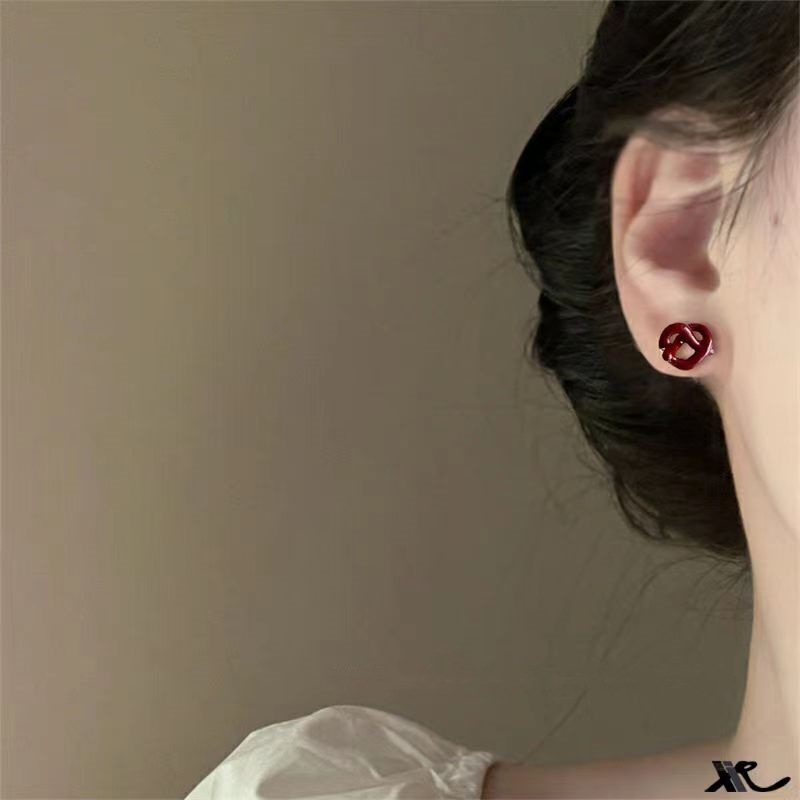 A knot in the heart! French retro Encore red oil-dripping heart-shaped stud earrings, salt water knot earrings, small earrings details Picture
