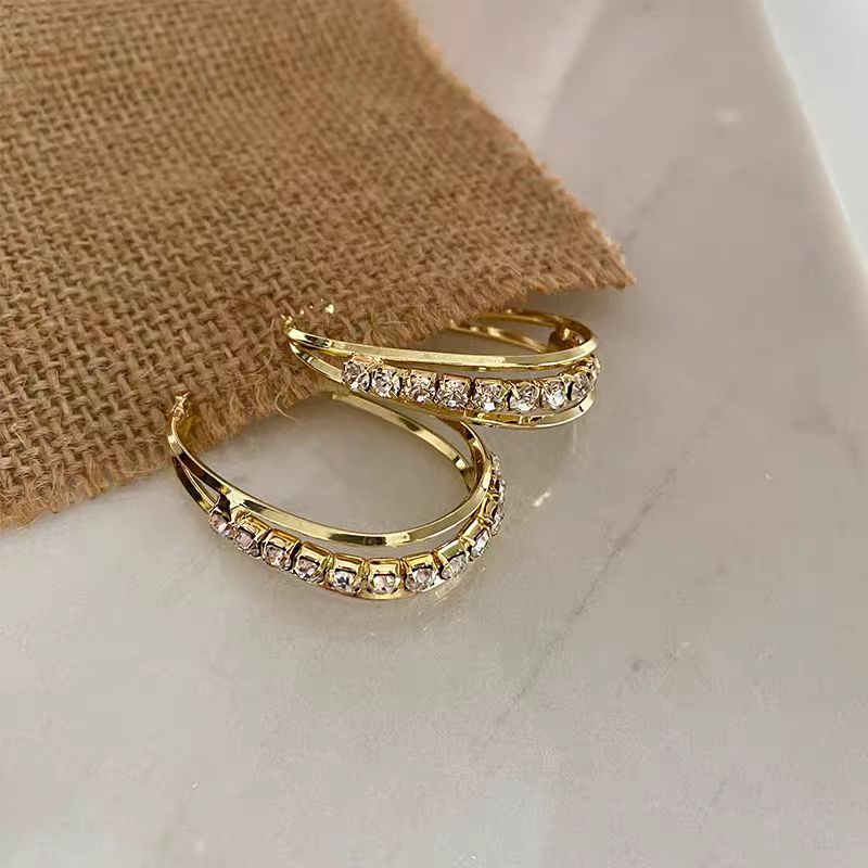 European and American fashionable and elegant geometric ear rings, ladylike style earrings, women's light luxury and high-end feel, versatile, cold style earrings trend Application Scenario