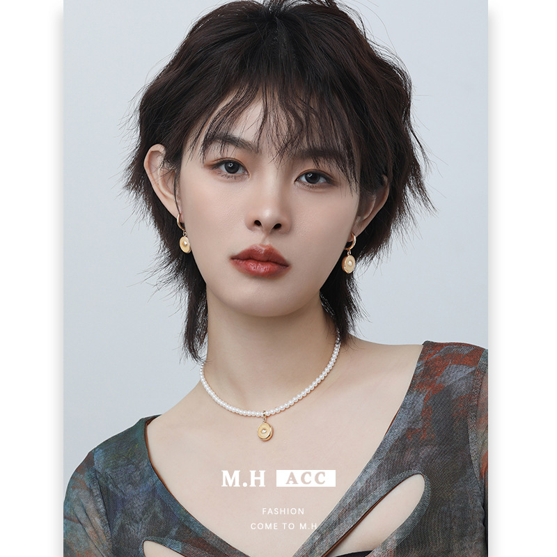 French shell pearl necklace for women, cross-border light luxury, exquisite and fashionable, Hepburn style collarbone chain, elegant and noble lady sweater chain Application Scenario