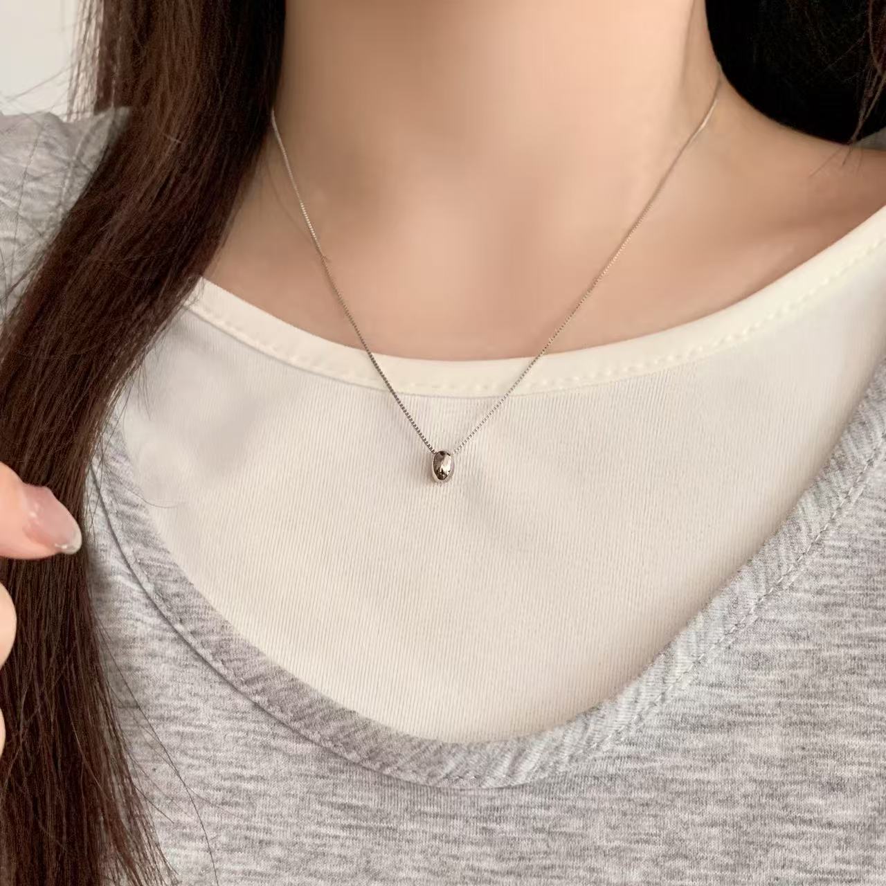 Korean version oval Bean necklace for women 2025 New style small round bean pendant, high-end collarbone chain necklace, simple and versatile full figure