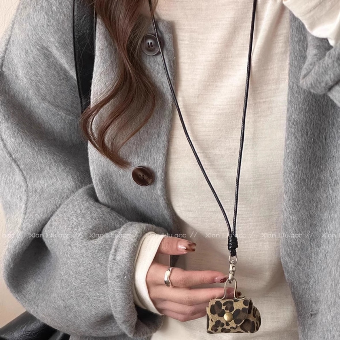 Retro coffee-colored leopard print small bag necklace, women's autumn and winter style long sweater chain headphones, coin purse pendant accessories Application Scenario