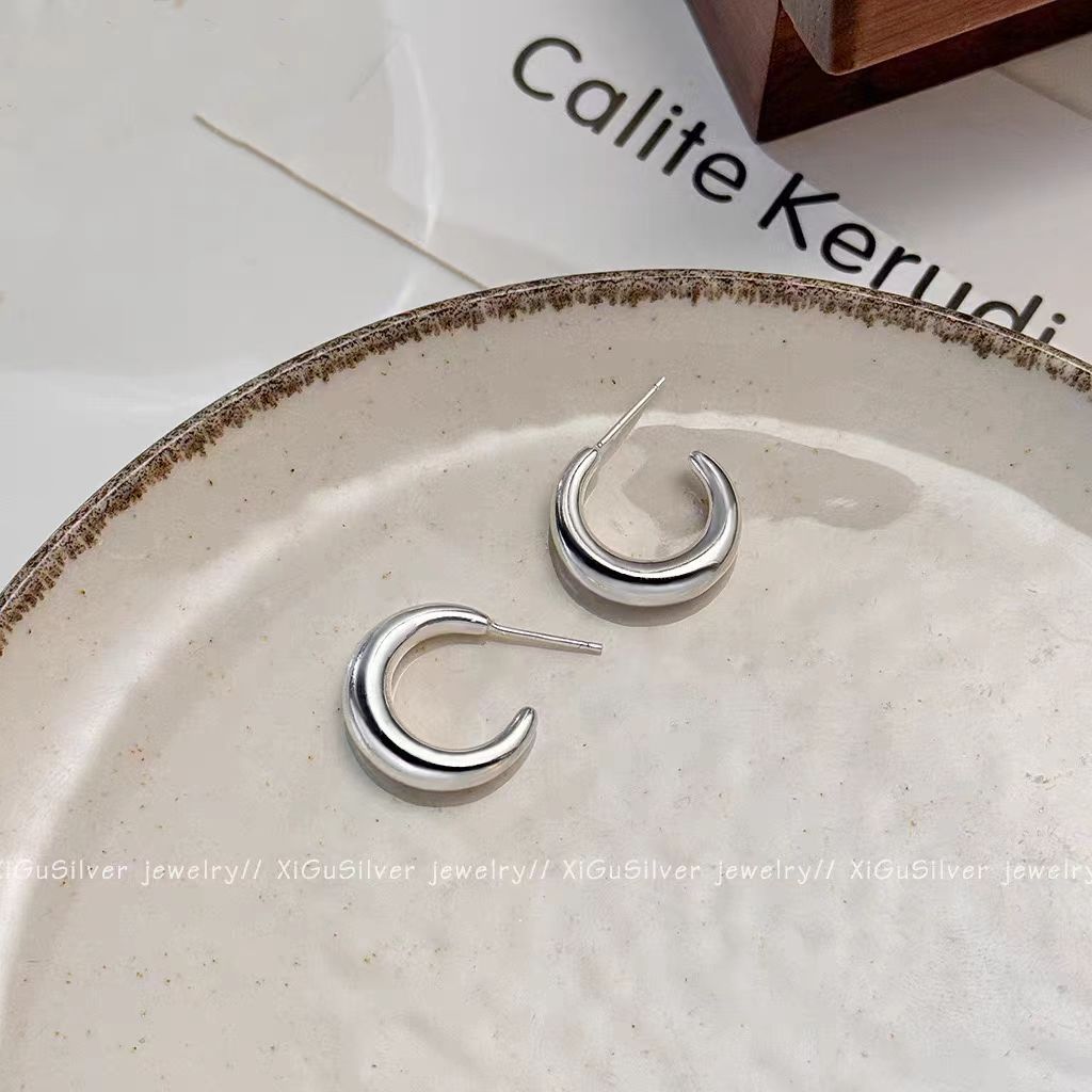 Fashionable accessory ~ Simple and versatile ear rings, plain ring earrings, 2025 new style ear studs, light luxury and high-end style earrings Application Scenario