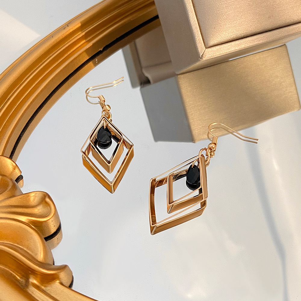 European and American golden retro diamond-shaped earrings, women's black water drop rhinestone pendants, hollowed-out earrings, ins fashion earrings Application Scenario