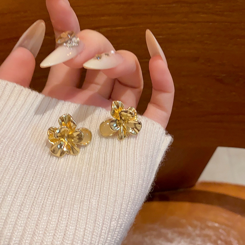 Three-dimensional metal flower ear studs, a light luxury style, niche design, exquisite and versatile earrings, elegant and high-end Hong Kong-style earrings Specification drawing