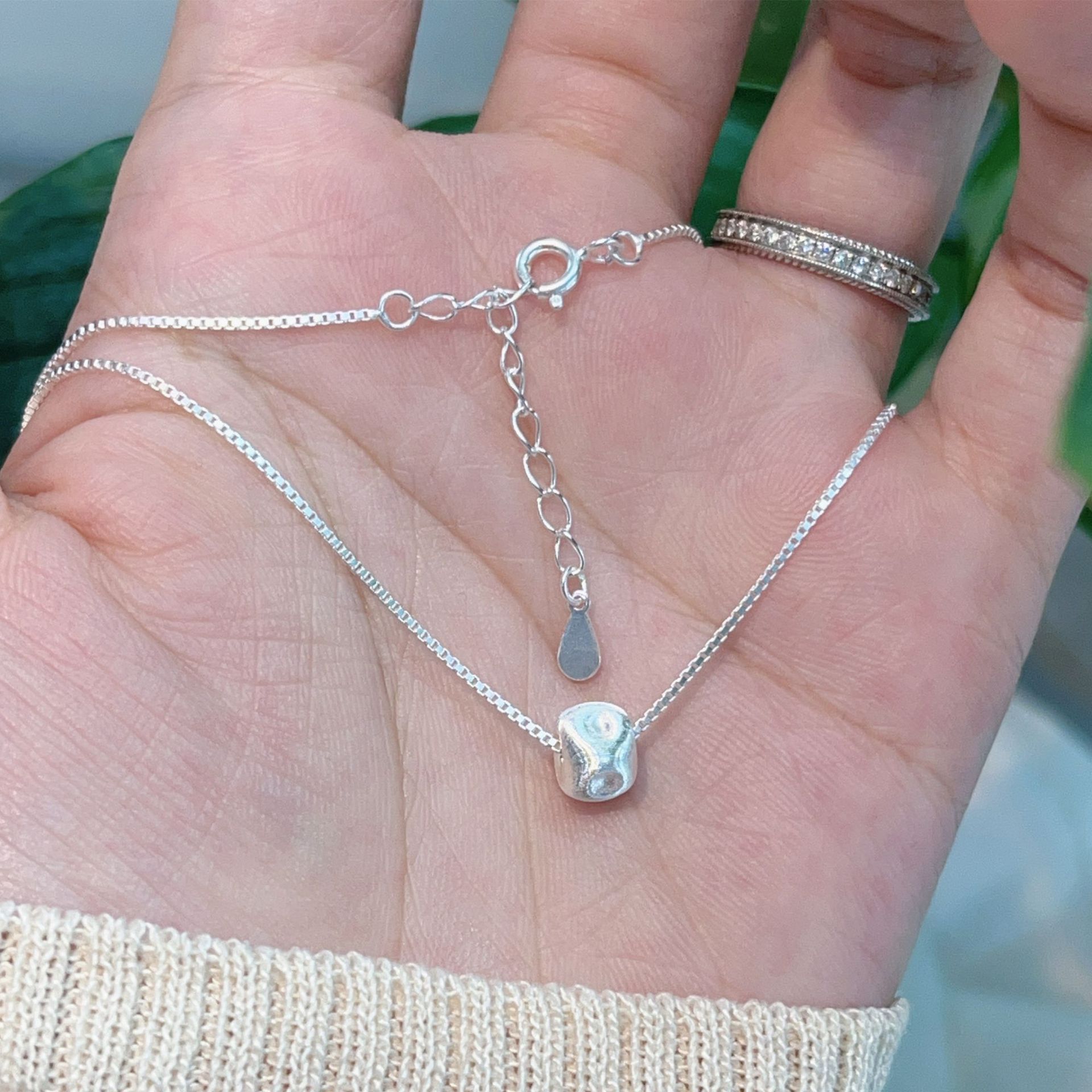 A cold and elegant silver sugar cube necklace, a women's light luxury necklace, versatile, fashionable and simple collarbone chain accessory Application Scenario