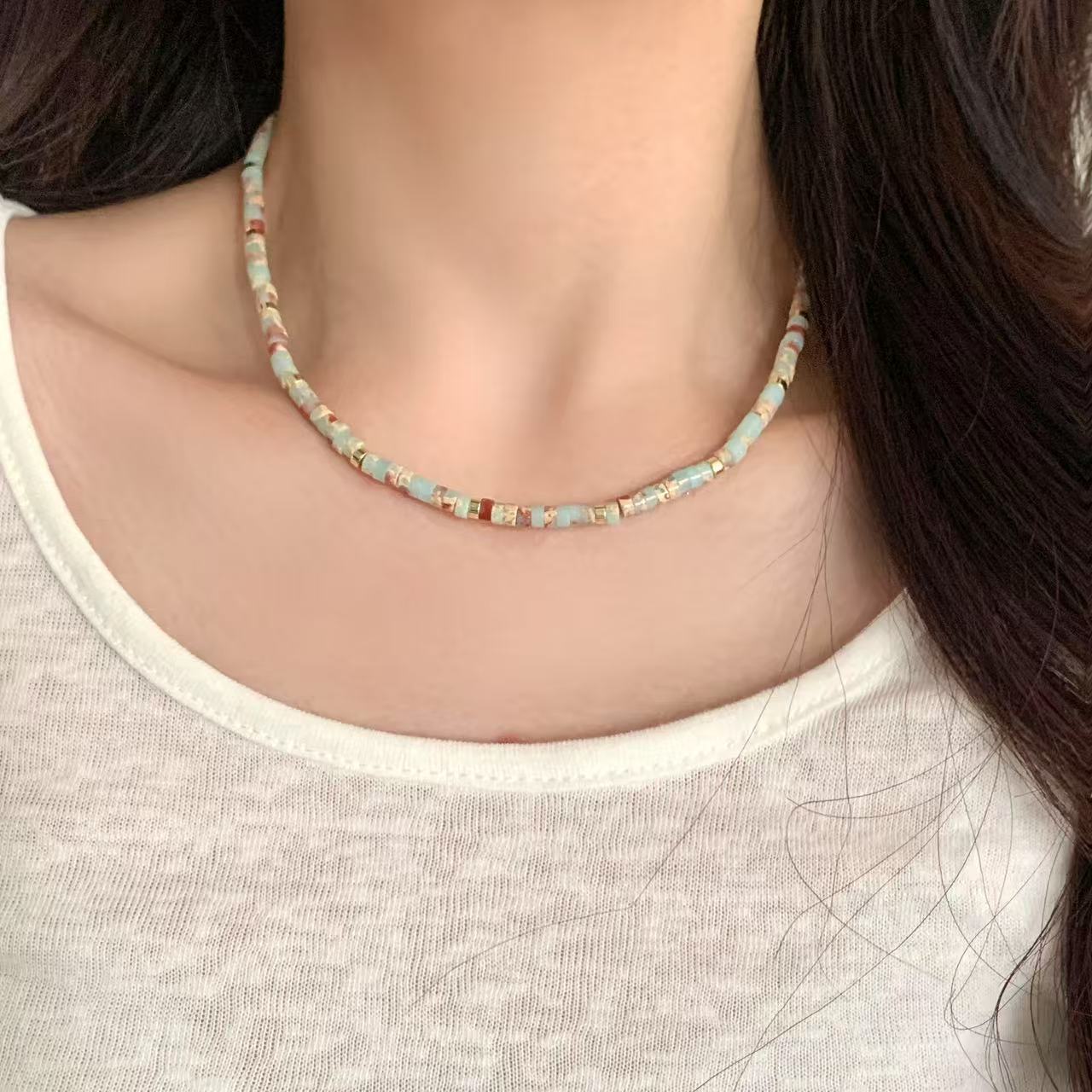French retro patterned jadeite colored beaded necklace, summer women's light luxury, niche design collarbone chain Application Scenario