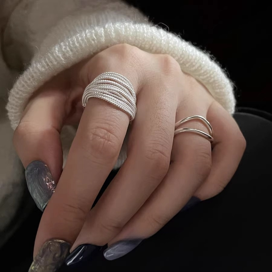 This is a new women's exaggerated Ins-style ring with multiple layers of thread layering. It's a versatile and high-end index ring Item Picture
