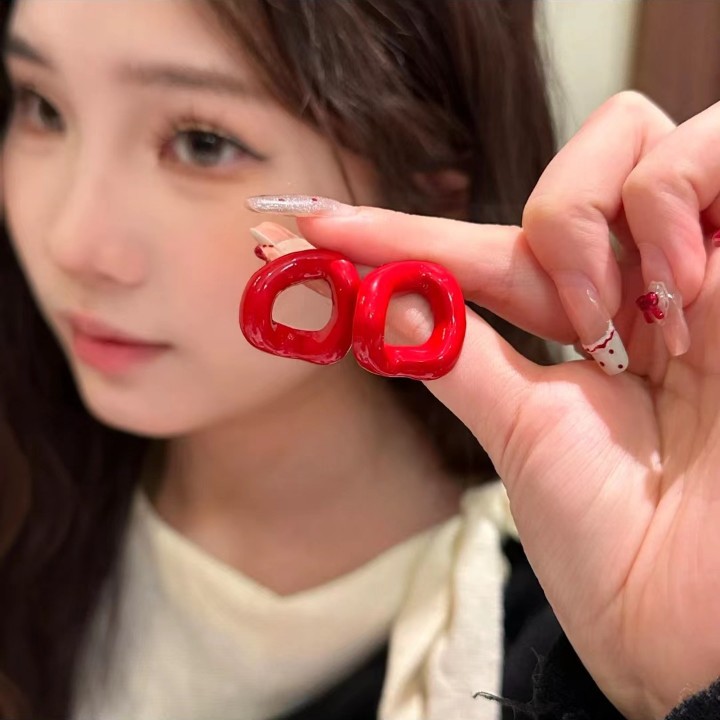 Stylish Hong Kong-style retro Ankela red circle geometric stud earrings for women in 2025, with a unique and high-end look that makes them look fairer full figure