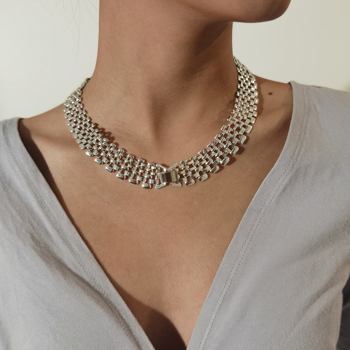 European and American cross-border jewelry, exaggerated and grand hollowed-out chain necklace, women's punk hip-hop style silver wide chain necklace Specification drawing