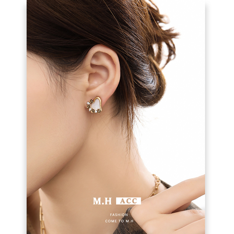 Niche design sense golden rose heart-shaped earrings, light luxury and high-end feel, autumn and winter earrings, fashionable and elegant earrings for women details Picture