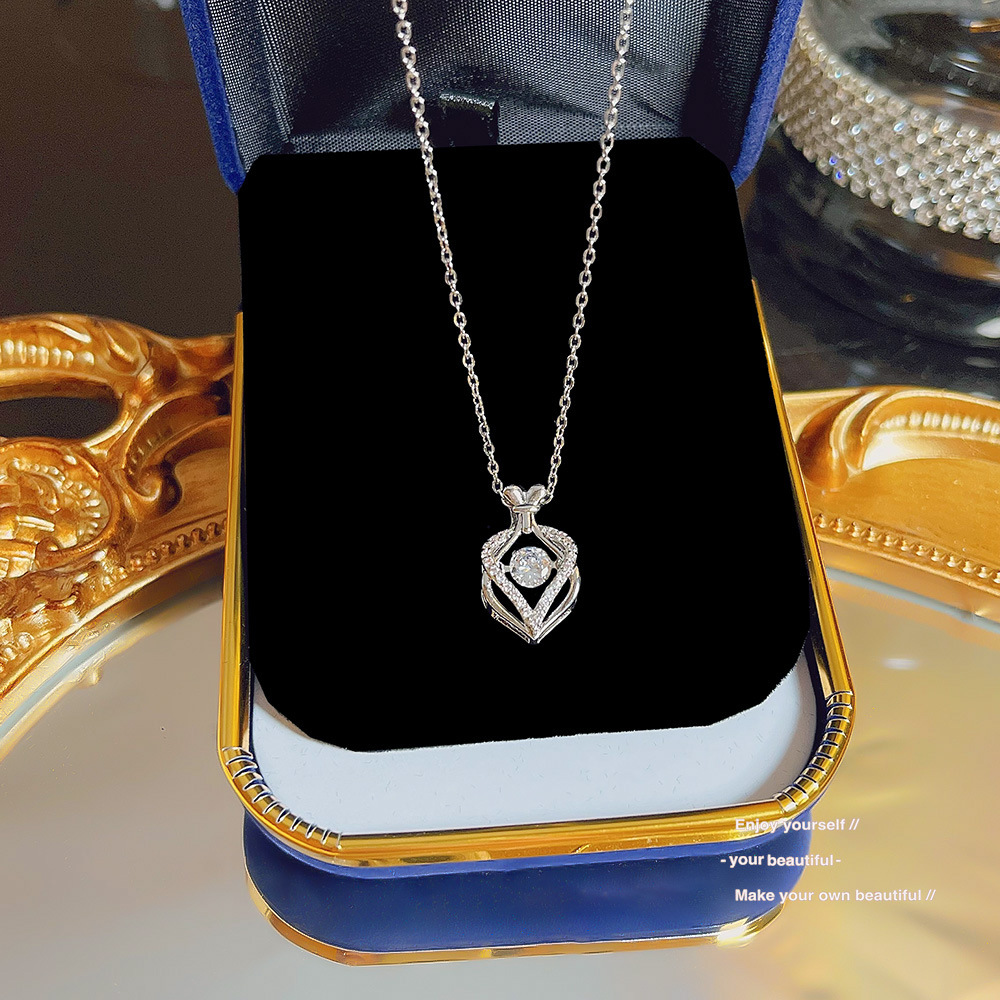 The 2024 new "Devoted Love Heart" necklace is a light luxury gift accessory with a sense of design. It's a heart-beating pendant for lovers full figure