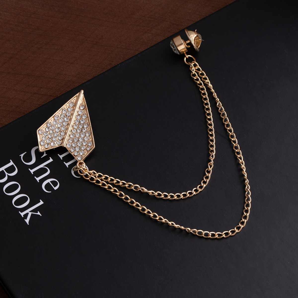 Stylish, design-savvy, creative, diamond-encrusted chain brooch suit, versatile, individual, simple, elegant and fashionable accessories Specification drawing