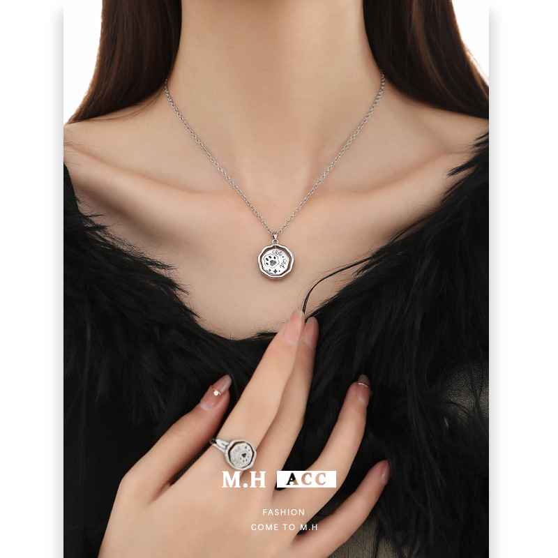 Cute cat-flip necklace, sweet and cool design, niche winter women's sweater chain, high-end and exquisite wholesale necklace details Picture