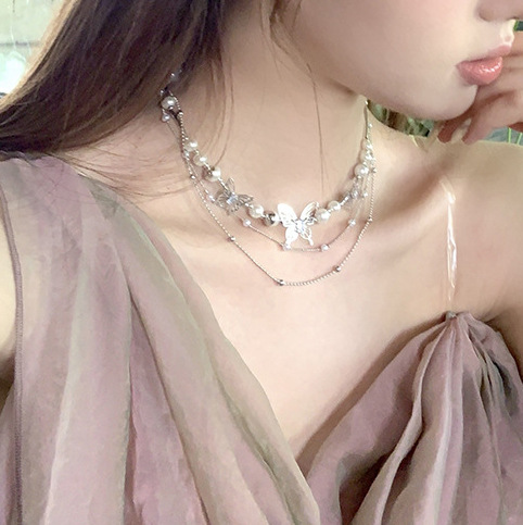 This trendy and cool tassel hollowed-out butterfly pearl necklace features a feminine and niche design. It is a fashionable and elegant collarbone chain accessory details Picture