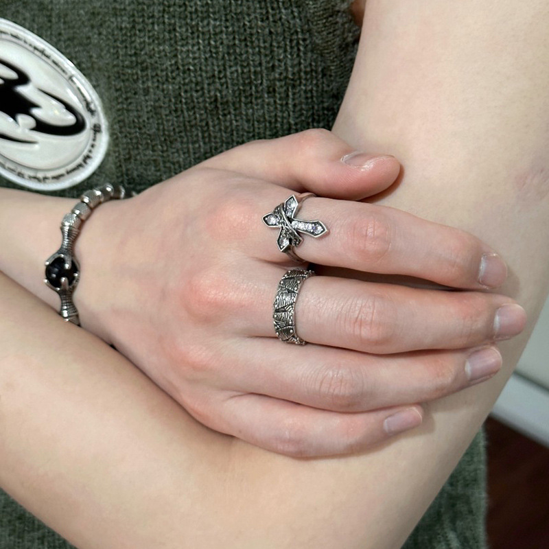 Retro aged cross opening ring, a unique design sense for women, fashionable and individual, hip-hop and cool index finger ring Application Scenario