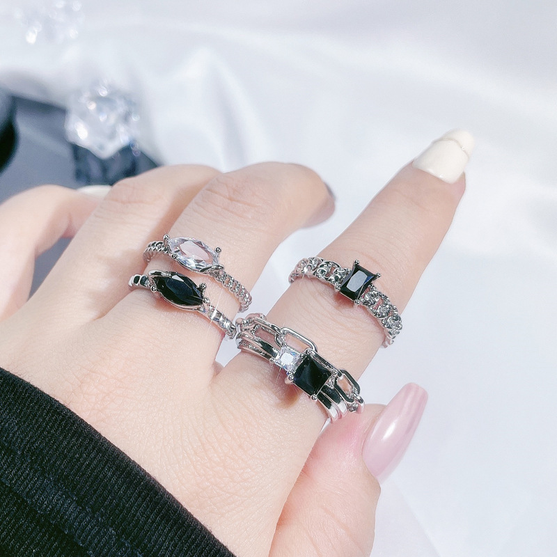 This is a unique, irregular, fashionable and versatile index finger ring with a dark and distinctive punk style for women Application Scenario