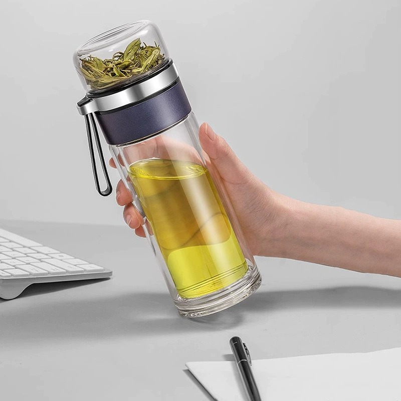 Tea water separation cup, high borosilicate glass tea brewing cup, double-layer heat insulation, large-capacity portable hand-held business water cup Application Scenario