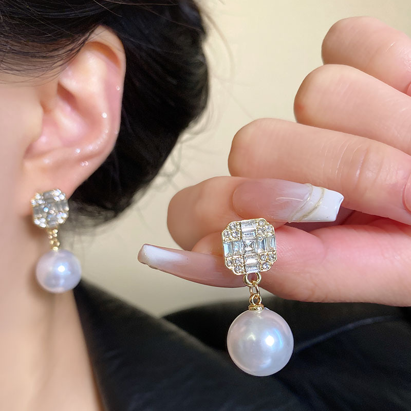Exquisite zircon pearl earrings for women, 2024 new, niche design sense, versatile and elegant bestseller earrings wholesale details Picture