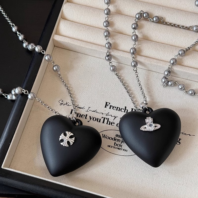 Black pearl heart-shaped pendant necklace for women, Baroque-style cross fashion, simple and versatile necklace details Picture