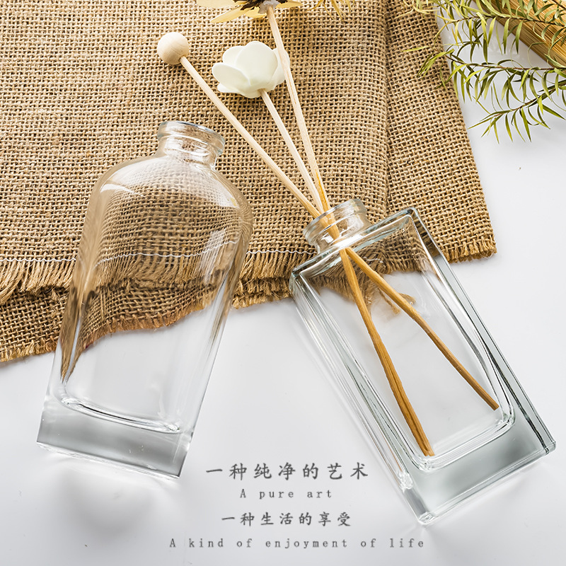 Flameless rattan volatile aromatherapy bottle, glass vase, transparent aromatherapy essential oil bottle, flower arrangement hydroponic flower vase, glass bottle Application Scenario