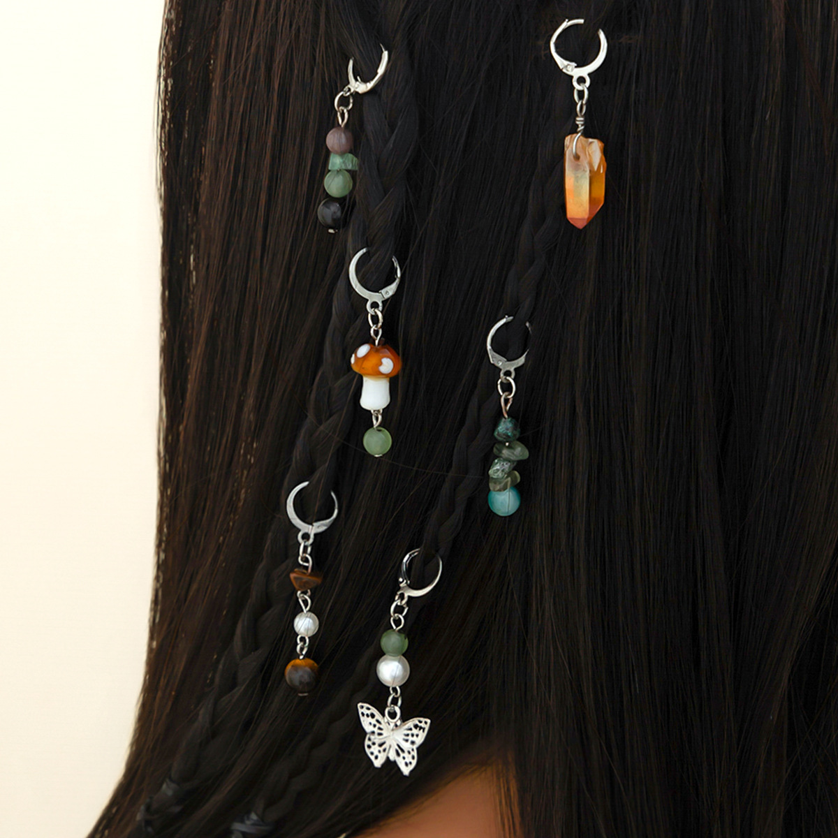 The new cross-border hair chain with ethnic style and diverse short headwear will be a bestseller in 2025. It is a high-end tassel butterfly braided hair accessory details Picture