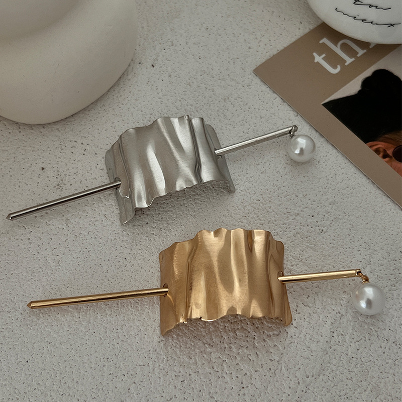 The new European and American style pearl hair accessories are selling well across borders. The back of the head, the updo hairpin, and the niche irregular hairpin and headwear details Picture