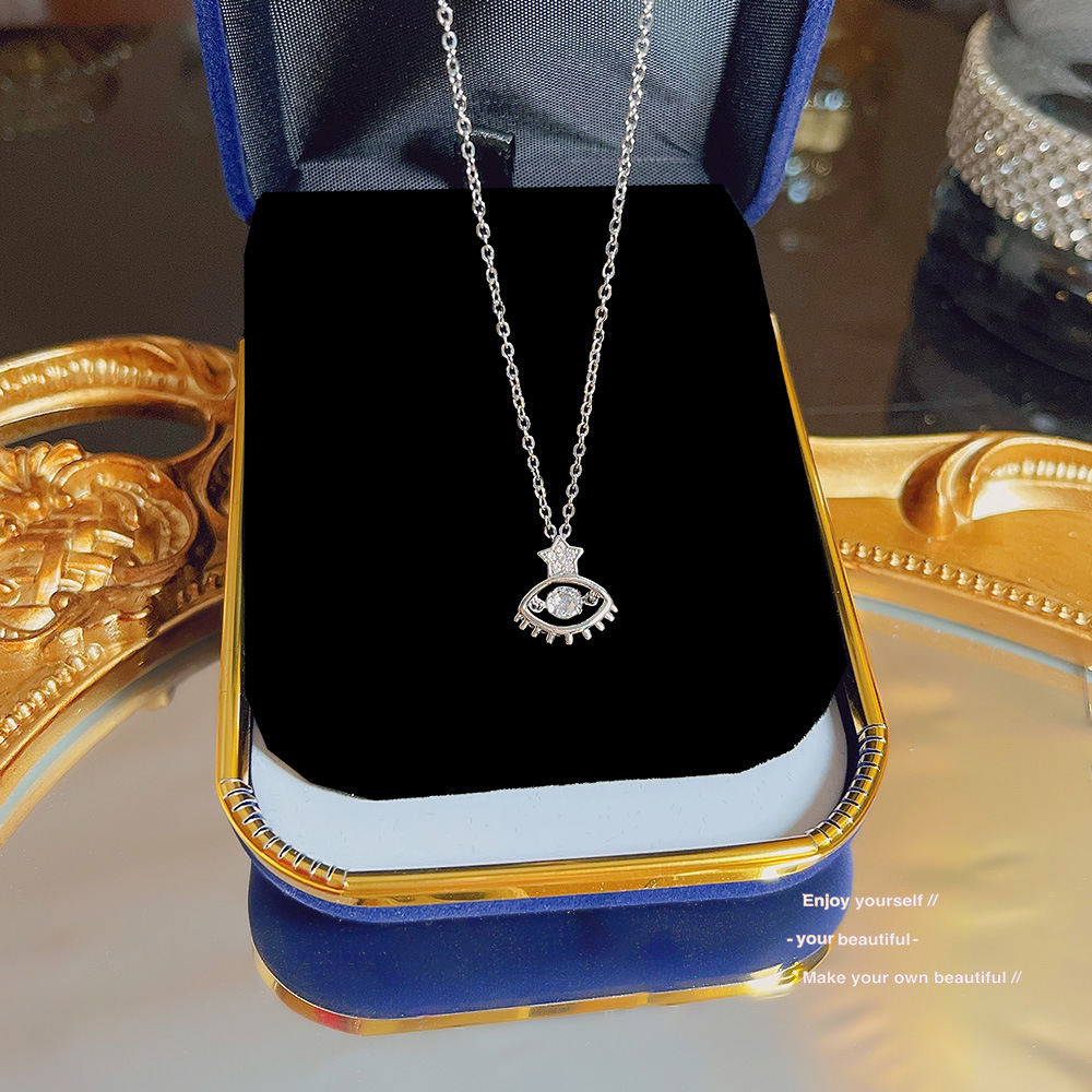 The lively angel's Eye zircon necklace, a versatile and sweet diamond pendant for dancing, and a personalized collarbone chain accessory full figure