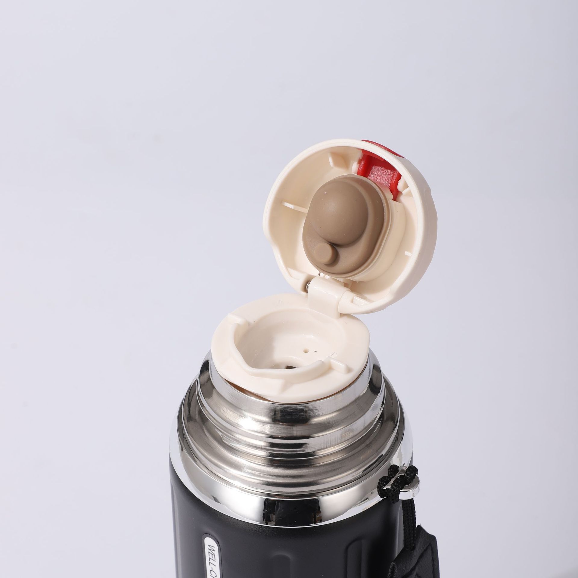 New large-capacity insulated cup, 316 stainless steel tea-water separation insulated pot, outdoor portable sports water cup Application Scenario