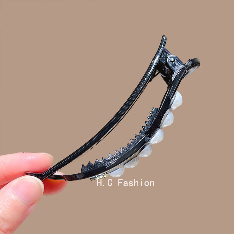 The Little bear Zhu Zhu Twist clip at the back of the head doesn't hurt the hair. It's a hairpin with a straight clip. It's a high-end and elegant clip for children Application Scenario