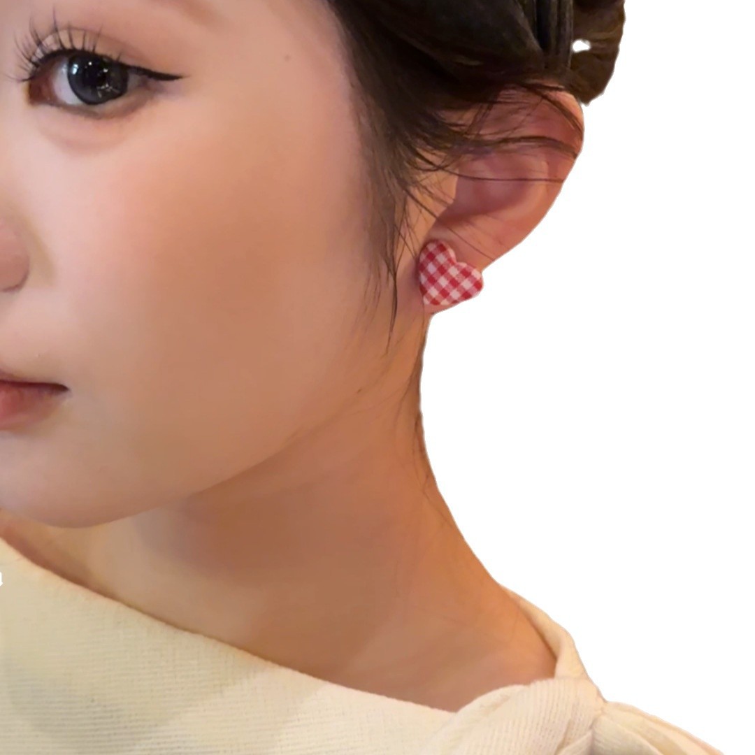 The new autumn and winter Ankela red checkered heart-shaped fabric earrings, with two pairs of earrings in front and back, exude a light luxury and high-end feel. The stud earrings are perfect for women Item Picture