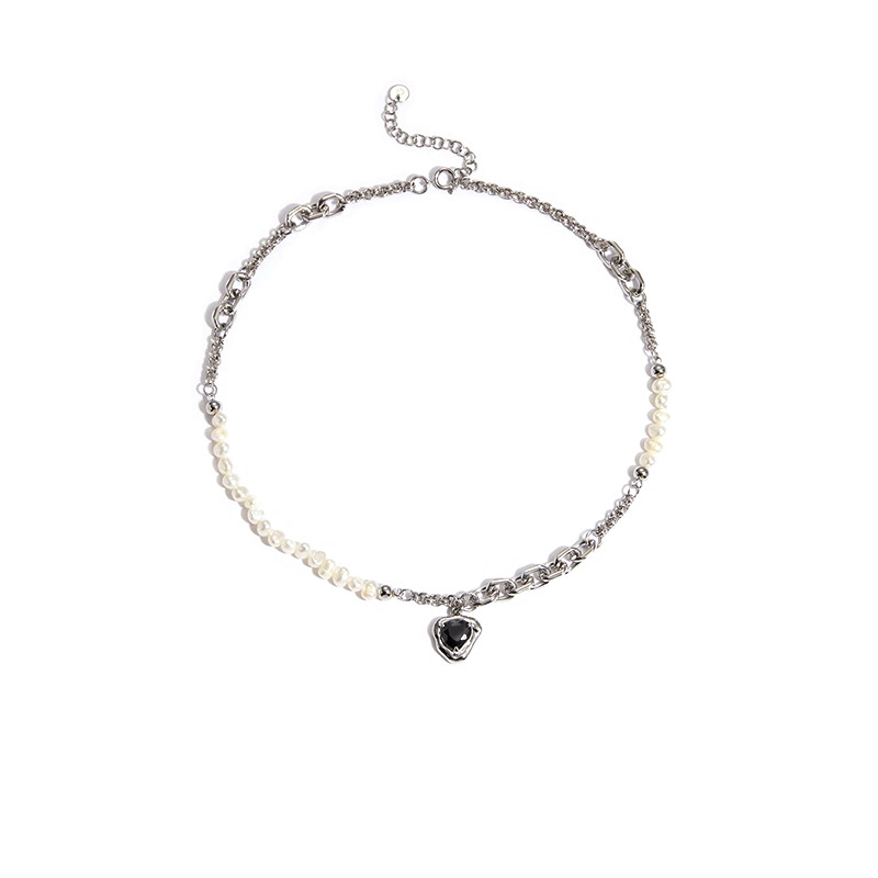 Sweet, cool, fashionable and casual chain pearl heart-shaped necklace for women, black neutral patchwork sweater chain, new style in 2024 Item Picture