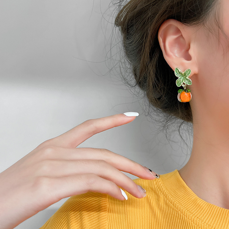 The glass persimmon with a retro charm, the orange earrings that are popular on the Internet are cute and sweet. The Chinese-style stud earrings and earrings are trendy details Picture