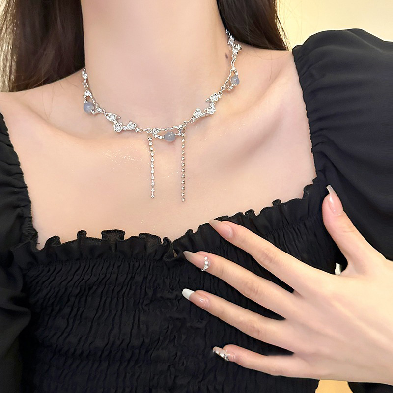 Pure and sensual hot girl ~ White Moonstone necklace, sweet and cool female Internet celebrity necklace accessory, niche design sense collarbone chain Specification drawing