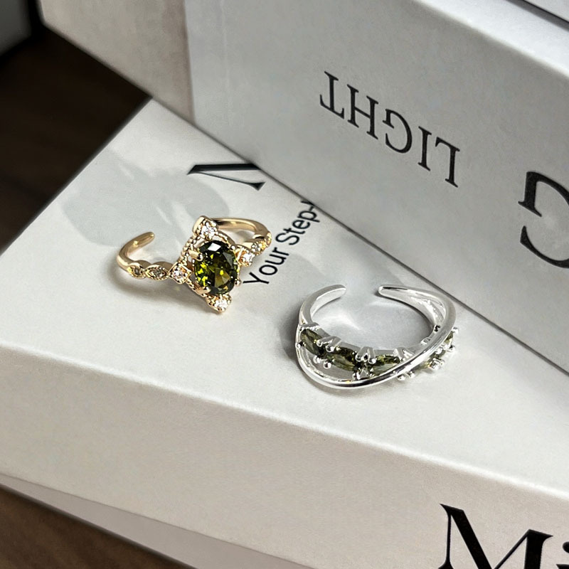 French high-end design olive green zircon row diamond open ring for women, retro, exquisite, fashionable and versatile index finger ring Application Scenario