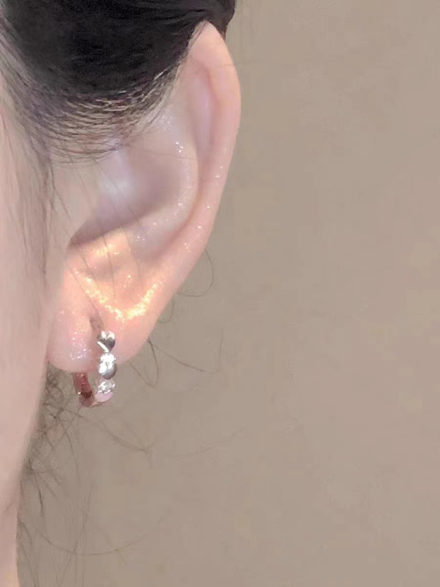 The 2025 new trendy heart-shaped zircon ear stud earrings are fashionable, versatile, simple, luxurious and high-end with a cool style Application Scenario