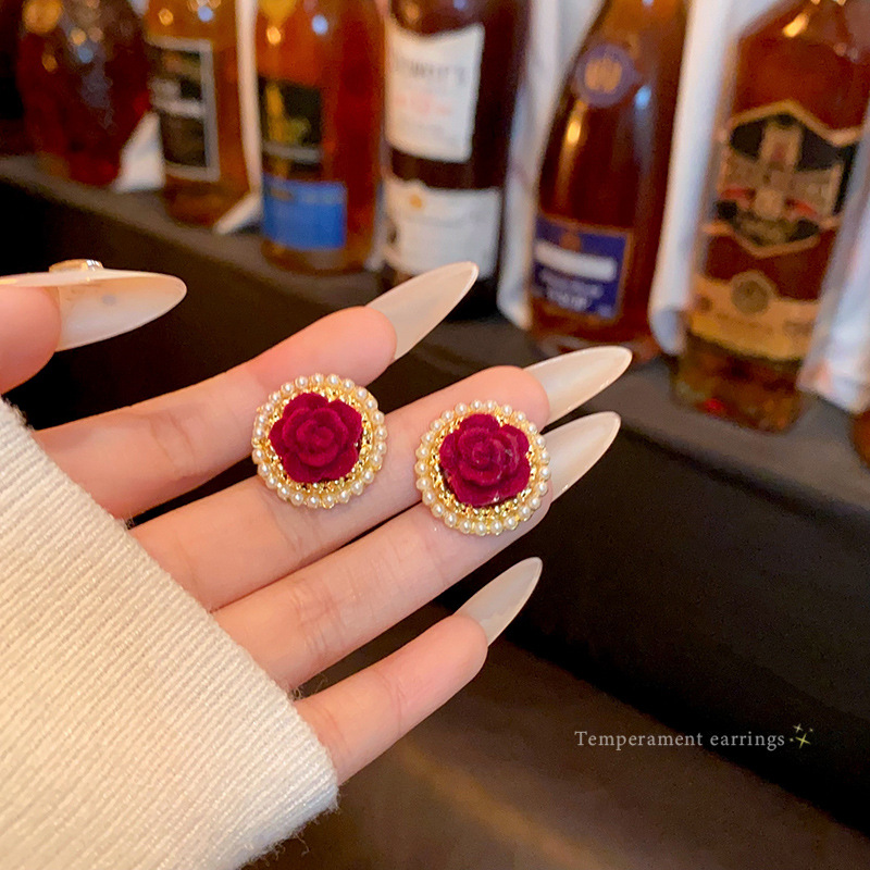 Ankela Red velvet rose flower earrings, pearl stud earrings, unique feminine charm, elegant design sense, autumn and winter earrings full figure