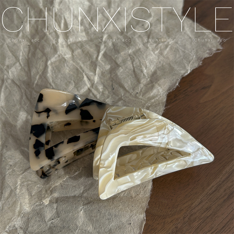 French retro high-end acetate hollowed-out, Korean and Japanese style large triangular gripper, elegant hair clip, gripper, shark clip Specification drawing