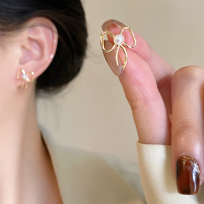 Bow pearl stud earrings, a light luxury and high-end, unique and niche earring, a new 2025 bestseller, exquisite earrings for women Specification drawing