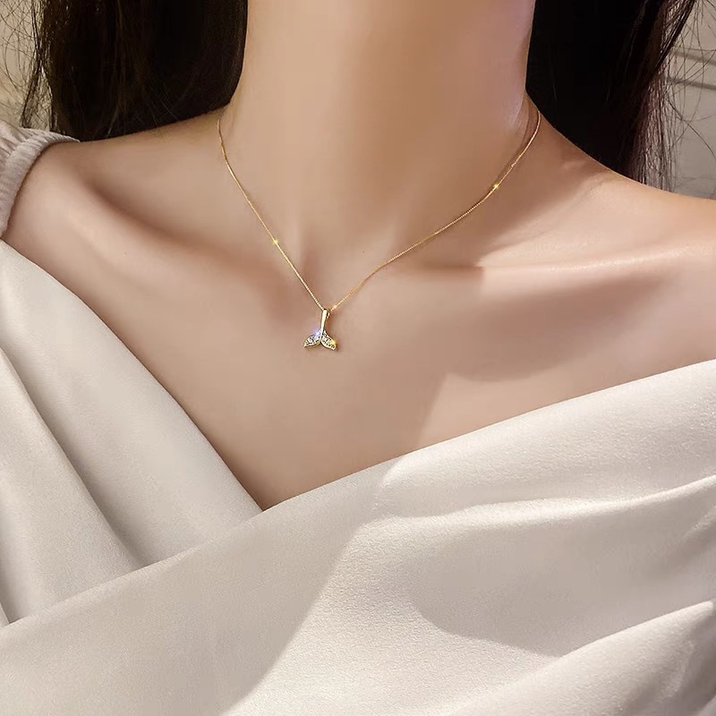 Light luxury golden fishtail pendant necklace, a trendy and niche design accessory for women, and an Instagram influencer collarbone chain Specification drawing