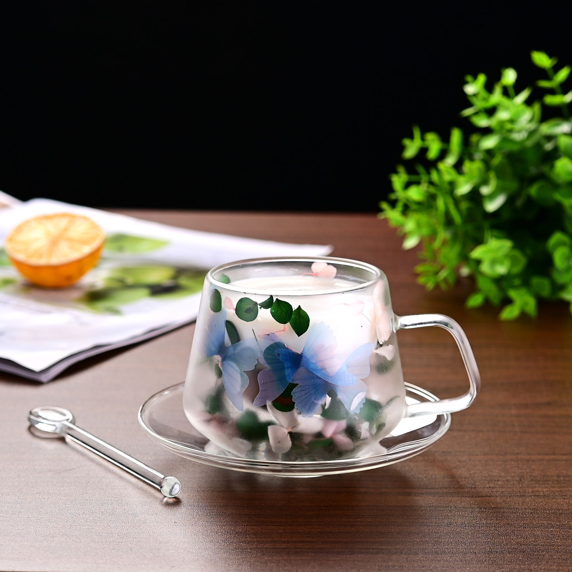 Double-layer dried flower coffee cup with glass, high appearance level, small size with spoon, light luxury household water cup, creative double-layer cup Application Scenario