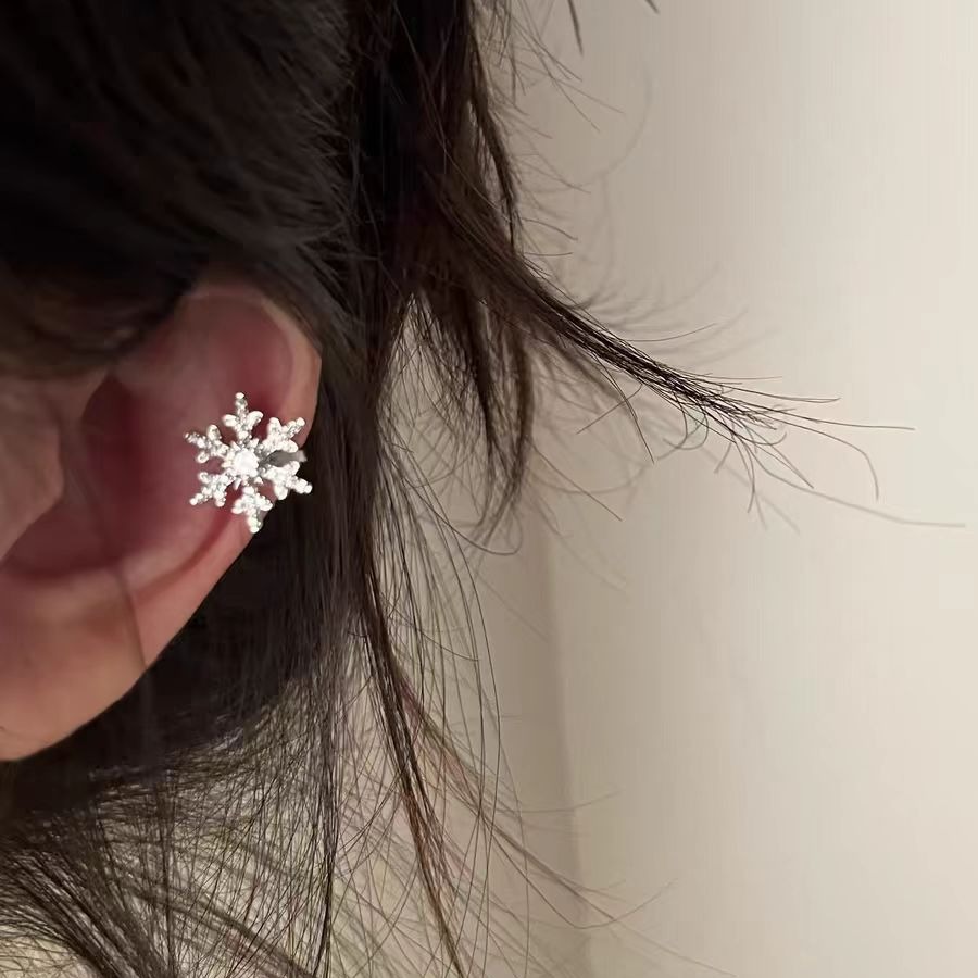The first snow of autumn and winter ~ Christmas atmosphere snowflake zircon ear bone clips, cool and elegant style, light luxury ear clips, no ear holes Application Scenario