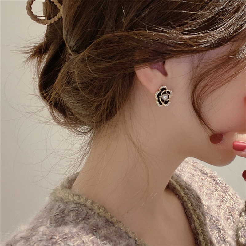 S925 Silver Needle French Camellia earrings for women, Korean Internet celebrity, retro style stud earrings, high-end Hong Kong-style earrings Specification drawing