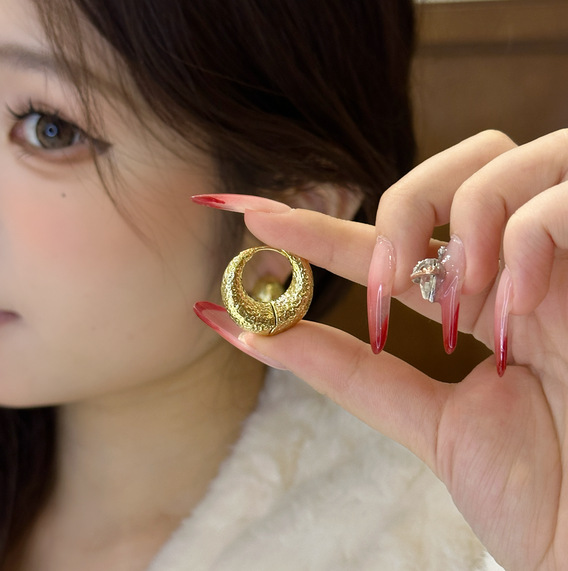 European and American fashionable metal frosted ox horn Wukong earring earrings, a unique, niche and high-end earring accessory for women Application Scenario