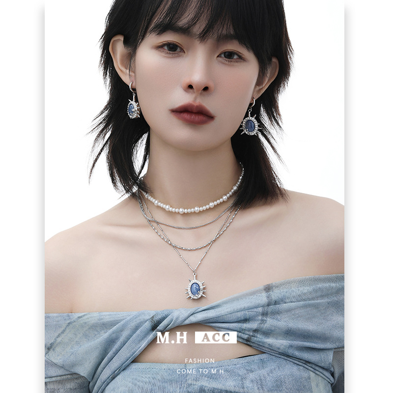 Aquamarine pearl necklace for women, a light luxury and high-end collarbone chain, an ins fashionable and elegant blue sea urchin pendant full figure