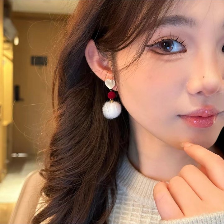 2025 New autumn and winter gentle Japanese and Korean heart-shaped plush pendant earrings, simple and sweet, simple fur ball stud earrings Application Scenario