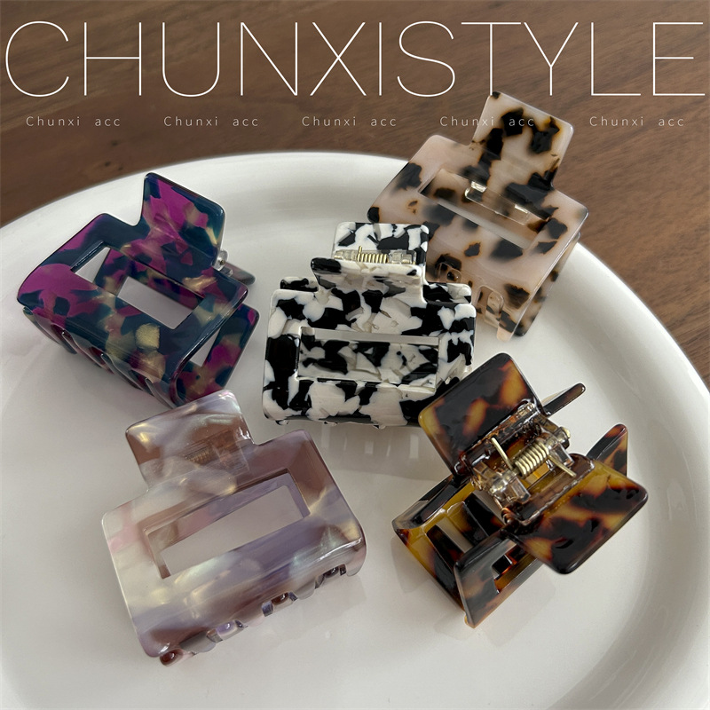 Acetic acid rectangular small grab clip for women's summer hair clip at the back of the head, small shark clip, simple and elegant hair clip headwear Application Scenario