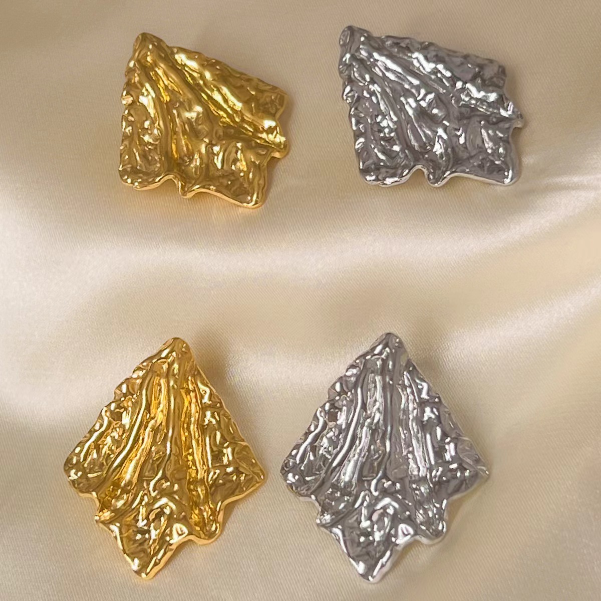 French vintage vintage high-end irregular tin foil pleated earrings, unique autumn and winter style stud earrings details Picture