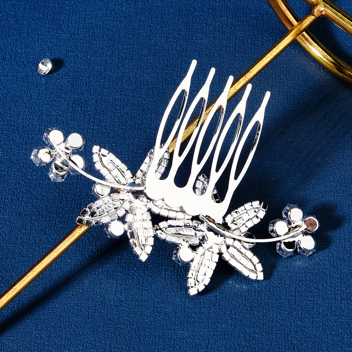 New Chinese-style bride's hair accessory, light luxury zircon bun hair comb, wedding dress and evening gown headwear, design sense floral water diamond insert comb Application Scenario
